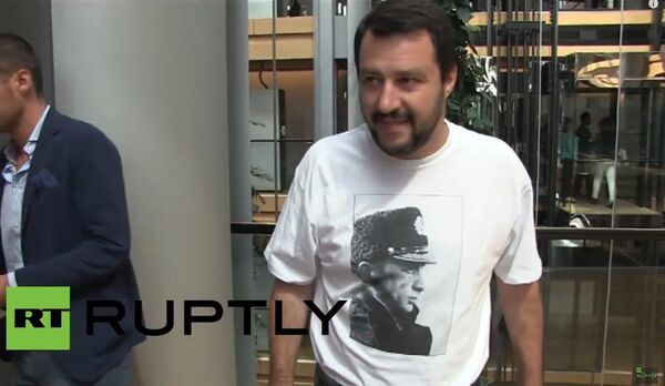 France: MEP Salvini dons Putin t-shirt in Strasbourg  - Sputnik International
