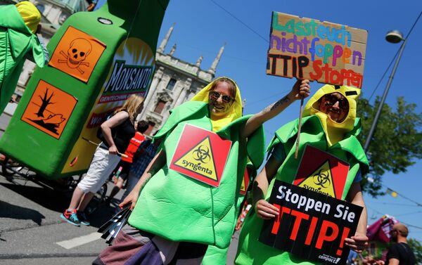 Demonstrators demand to stop the TTIP negotiations during a protest against the upcoming G-7 in Munich, southern Germany, Thursday, June 4, 2015 - Sputnik International