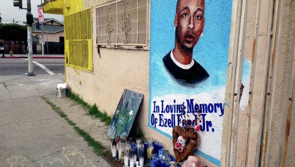 In this Dec. 30, 2014, file photo, a street side memorial with a painted portrait of Ezell Ford near where he was shot when police confronted him on Aug. 11, 2014, is shown on a street near his home in South Los Angeles. - Sputnik International