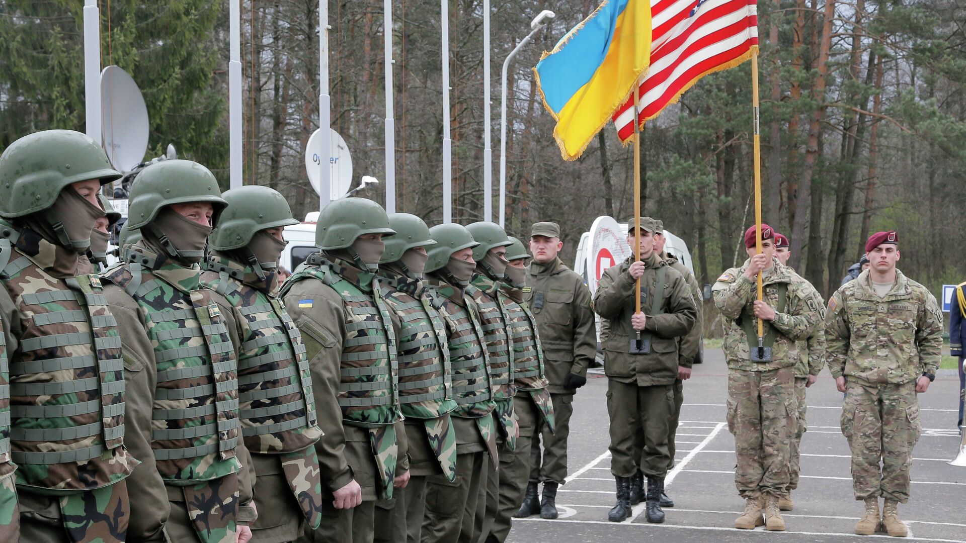 US and Ukrainian soldiers stand guard during opening ceremony of the 'Fearless Guardian - 2015', Ukrainian-US Peacekeeping and Security command and staff training, in western Ukraine, in Lviv region, Monday, April 20, 2015 - Sputnik International, 1920, 15.05.2023