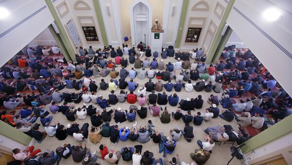Muslim men praying at a mosque - Sputnik International