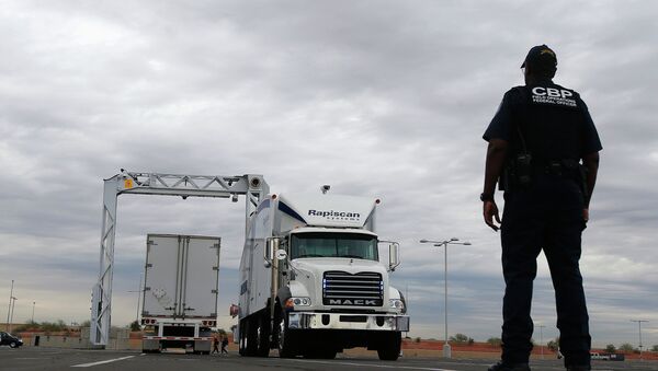 The large mobile X-ray machines that are used to detect contraband and explosives are usually deployed at the U.S.-Mexico border - Sputnik International