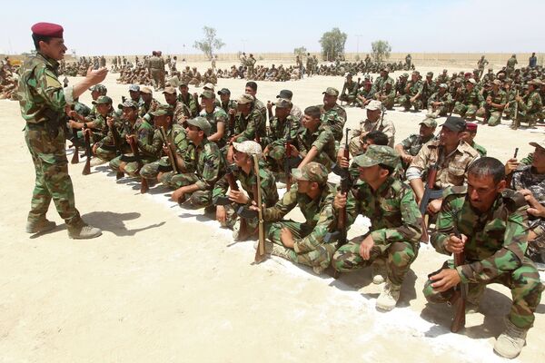 Iraqi Sunni volunteers from the Anbar province, who joined Iraq's Popular Mobilisation force as part of government efforts to make the fight against the Islamic State (IS) group a cross-sectarian drive, take part in their first training session at a training base in Amriyat al-Fallujah, on May 8, 2015 Iraqi Sunni volunteers from the Anbar province, who joined Iraq's Popular Mobilisation force as part of government efforts to make the fight against the Islamic State (IS) group a cross-sectarian drive, take part in their first training session at a training base in Amriyat al-Fallujah, on May 8, 2015 - Sputnik International