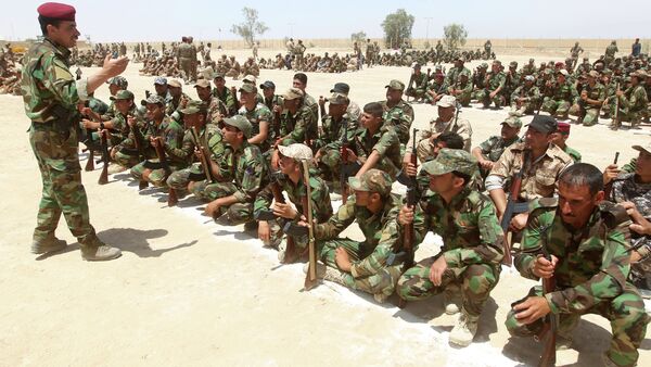 Iraqi Sunni volunteers from the Anbar province, who joined Iraq's Popular Mobilisation force as part of government efforts to make the fight against the Islamic State (IS) group a cross-sectarian drive, take part in their first training session at a training base in Amriyat al-Fallujah, on May 8, 2015 - Sputnik International