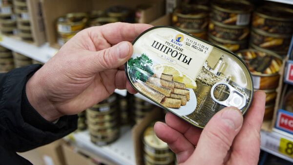 A customer chooses canned sprats in a Moscow supermarket - Sputnik International