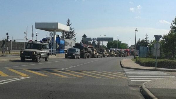 Mysterious military vehicles on the Hungarian-Ukrainian border. - Sputnik International