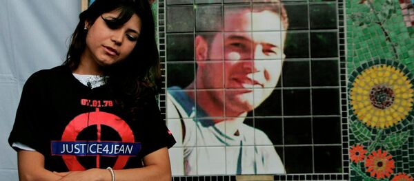 Vivian Figueiredo, cousin of Jean Charles de Menezes, marking the fourth anniversary of his death, attends a ceremony to unveil his memorial. Vivian Figueiredo, cousin of Jean Charles de Menezes, marking the fourth anniversary of his death, attends a ceremony to unveil his memorial. - Sputnik International