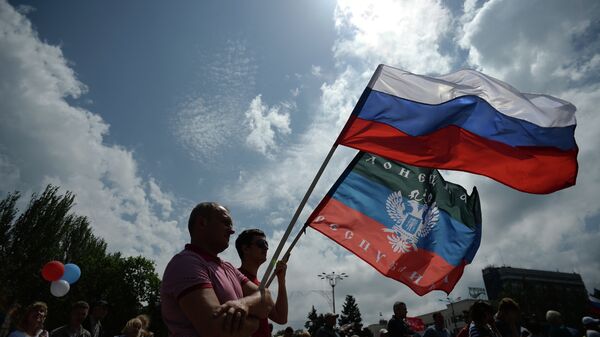 Participants at the rally in support of the Donetsk People's Republic on Lenin Square in Donetsk - Sputnik International