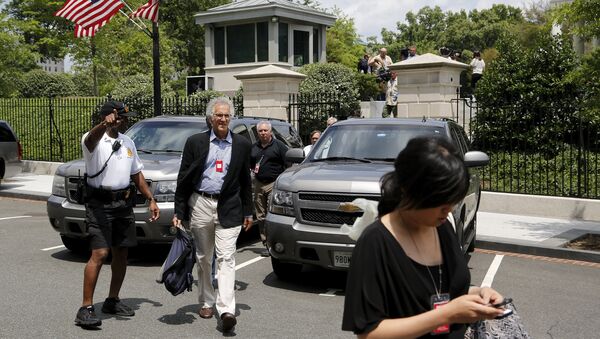 Journalists are evacuated from the press briefing room after an apparent threat at the White House in Washington June 9, 2015 - Sputnik International
