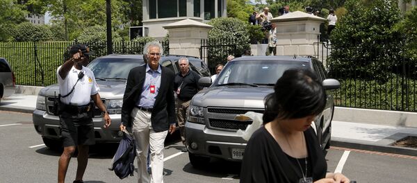 Journalists are evacuated from the press briefing room after an apparent threat at the White House in Washington June 9, 2015 - Sputnik International
