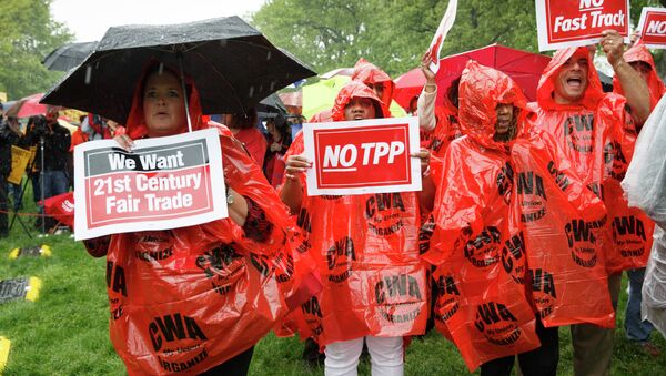 Demonstrators rally for fair trade at the Capitol in Washington, Wednesday, May 7, 2014 - Sputnik International
