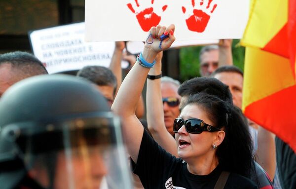 People protest in front of a police cordon set at the approach of the Interior Ministry in Skopje, Macedonia. People protest in front of a police cordon set at the approach of the Interior Ministry in Skopje, Macedonia. - Sputnik International