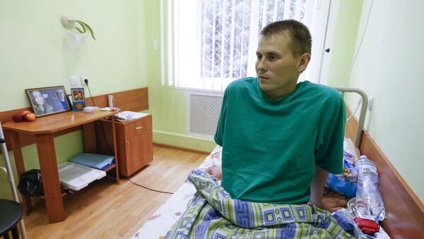 A man, who according to Ukraine's state security service (SBU) is named Alexander Alexandrov and is one of two Russian servicemen recently detained by Ukrainian forces, speaks during an interview with Reuters at a hospital in Kiev, Ukraine, May 28, 2015 - Sputnik International