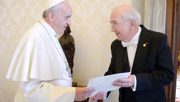 Pope Francis (L) meets with the newly appointed US Ambassador to the Holy See Kenneth F. Hackett in his private studio at the Vatican on October 21, 2013 - Sputnik International