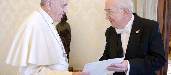 Pope Francis (L) meets with the newly appointed US Ambassador to the Holy See Kenneth F. Hackett in his private studio at the Vatican on October 21, 2013 - Sputnik International