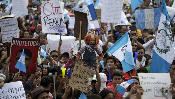 Protesters holds signs and a doll during a demonstration demanding the resignation of Guatemalan President Otto Perez Molina, in downtown Guatemala City, May 30, 2015 - Sputnik International