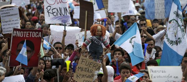 Protesters holds signs and a doll during a demonstration demanding the resignation of Guatemalan President Otto Perez Molina, in downtown Guatemala City, May 30, 2015 Protesters holds signs and a doll during a demonstration demanding the resignation of Guatemalan President Otto Perez Molina, in downtown Guatemala City, May 30, 2015 - Sputnik International