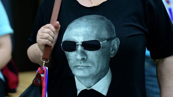 A woman wears a tee-shirt showing a portrait of Russian President Vladimir Putin before his arrival at the Expo Milano 2015, the universal exhibition - Sputnik International