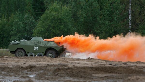 An armored vehicle sets a smokescreen - Sputnik International