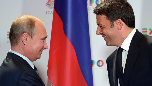 Russian President Vladimir Putin (L) shakes hands with Italian Prime Minister Matteo Renzi at the end of their press conference following a meeting and a visit at the Expo Milano 2015, the universal exhibition, on June 10, 2015 in Milan - Sputnik International