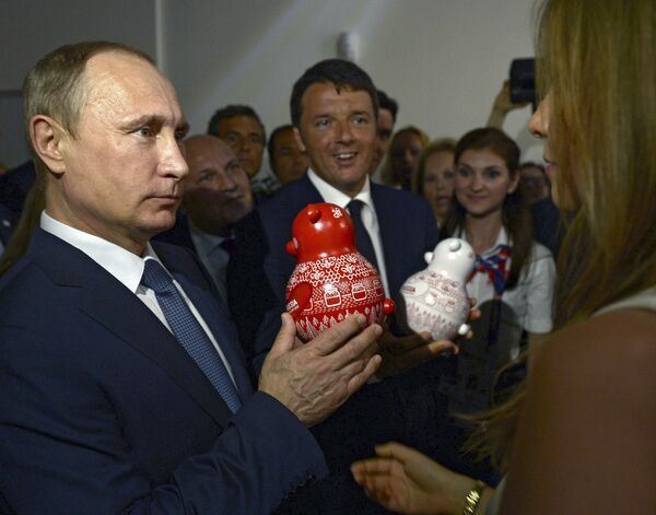 Russian President Vladimir Putin (L) and Italian Prime Minister Matteo Renzi (C) visit the Russia pavilion at the Expo 2015 global fair in Milan, northern Italy, June 10, 2015 Russian President Vladimir Putin (L) and Italian Prime Minister Matteo Renzi (C) visit the Russia pavilion at the Expo 2015 global fair in Milan, northern Italy, June 10, 2015 - Sputnik International
