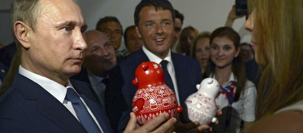 Russian President Vladimir Putin (L) and Italian Prime Minister Matteo Renzi (C) visit the Russia pavilion at the Expo 2015 global fair in Milan, northern Italy, June 10, 2015 - Sputnik International