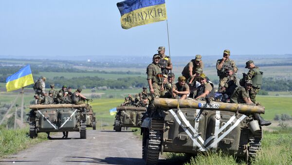 Members of the Ukrainian armed forces gather on armoured vehicles on the roadside near the village of Vidrodzhennya outside Artemivsk, Donetsk region, Ukraine, June 9, 2015 - Sputnik International