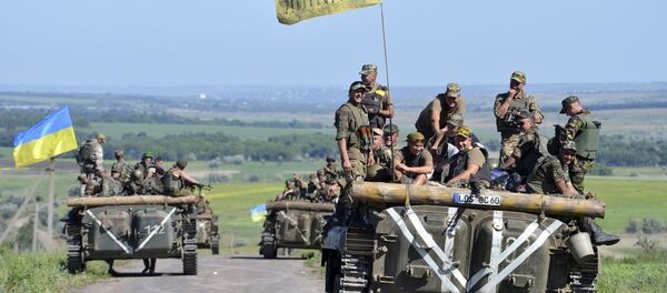Members of the Ukrainian armed forces gather on armoured vehicles on the roadside near the village of Vidrodzhennya outside Artemivsk, Donetsk region, Ukraine, June 9, 2015 Members of the Ukrainian armed forces gather on armoured vehicles on the roadside near the village of Vidrodzhennya outside Artemivsk, Donetsk region, Ukraine, June 9, 2015 - Sputnik International