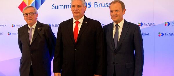 European Commission President Jean-Claude Juncker, left, and European Council President Donald Tusk, right, welcome Cuba's First Vice-President Miguel-Canel Bermudez. - Sputnik International