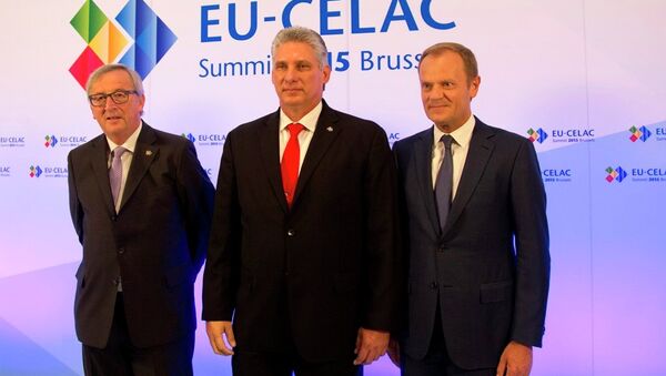 European Commission President Jean-Claude Juncker, left, and European Council President Donald Tusk, right, welcome Cuba's First Vice-President Miguel-Canel Bermudez. - Sputnik International