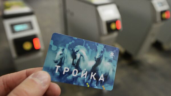 A man shows a Troika pass at a Moscow Metro station. - Sputnik International