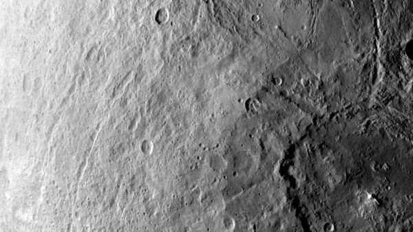 A large crater in the southern hemisphere of dwarf planet Ceres. - Sputnik International