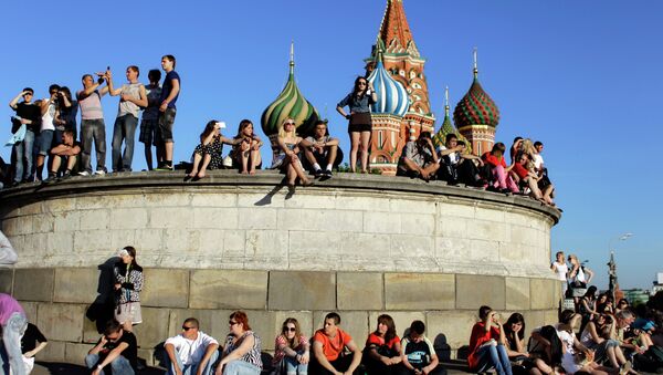 People sit at the Lobnoye Mesto, also known as the Place of Skulls, at Red Square enjoying a sunny day in downtown Moscow, Russia, Sunday, June 12, 2011 - Sputnik International