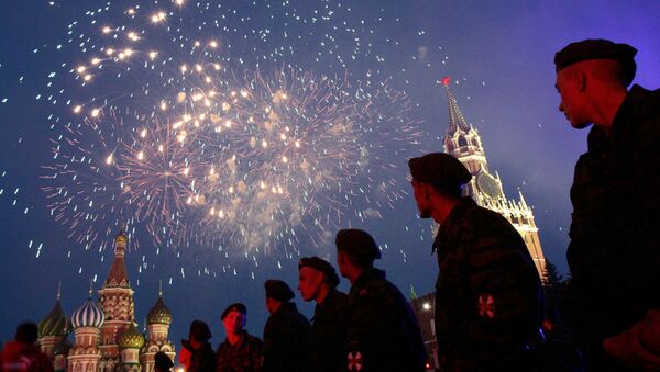 Russian soldiers watch fireworks over the Red Square in Moscow during a concert devoted Russia Day 12 June - Sputnik International