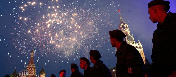 Russian soldiers watch fireworks over the Red Square in Moscow during a concert devoted Russia Day 12 June Russian soldiers watch fireworks over the Red Square in Moscow during a concert devoted Russia Day 12 June - Sputnik International