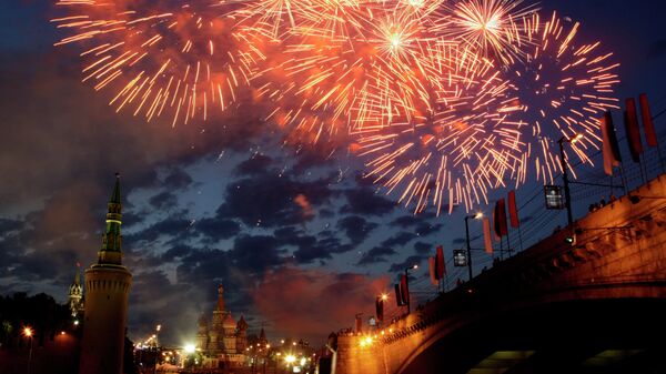 Fireworks explode over the Kremlin, with St. Basil's cathedral, center, marking the Day of Russia in Moscow, Russia, Friday, June 12, 2009 - Sputnik International