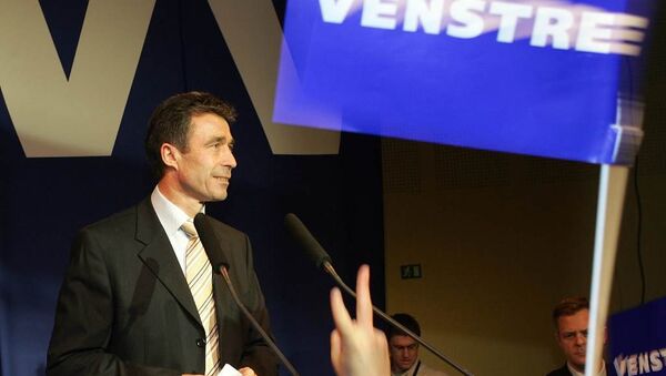 Anders Fogh Rasmussen (R) stands on stage facing supporters at his Venstre Party election headquarters in Copenhagen 08 February 2005. - Sputnik International