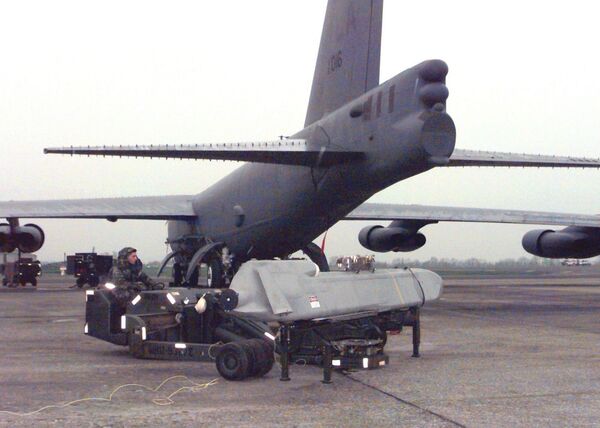 An airman secures an Air Launch Cruise Missile (ALCM) during a maintenance inspection aboard a B-52H Stratofortress, at RAF Fairford, UK. File photo. - Sputnik International