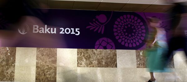 People walk past a banner promoting the European Games in Baku, Azerbaijan June 11, 2015. People walk past a banner promoting the European Games in Baku, Azerbaijan June 11, 2015. - Sputnik International