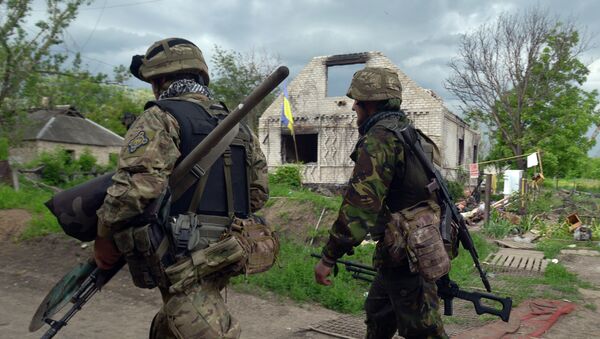 Servicemen walk on May 28, 2015 around Ukrainian positions on the frontline facing eastern Ukrainian independence supporters near Donetsk in eastern Ukraine - Sputnik International