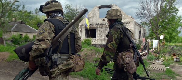 Servicemen walk on May 28, 2015 around Ukrainian positions on the frontline facing eastern Ukrainian independence supporters near Donetsk in eastern Ukraine Servicemen walk on May 28, 2015 around Ukrainian positions on the frontline facing eastern Ukrainian independence supporters near Donetsk in eastern Ukraine - Sputnik International