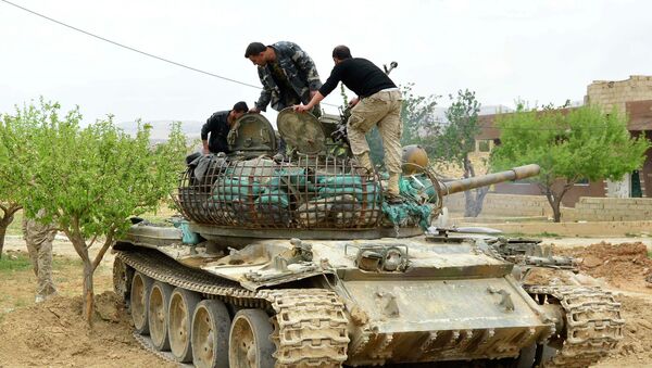 Syrian pro-government  forces check a tank - Sputnik International