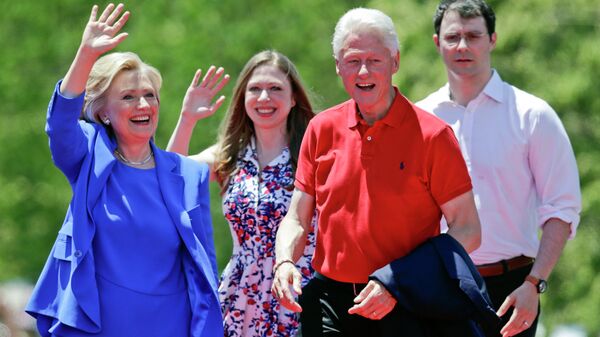 Democratic presidential candidate former Secretary of State Hillary Rodham Clinton waves to supporters as her husband former President Bill Clinton, second from right, Chelsea Clinton, second from left, and her husband Marc Mezvinsky, join on stage Saturday, June 13, 2015, on Roosevelt Island in New York - Sputnik International