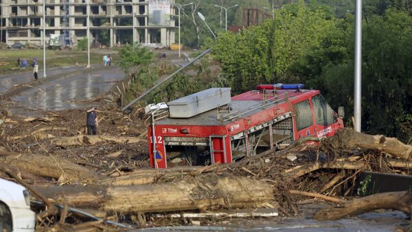 A fire-engine is seen among debris at a flooded street in Tbilisi, Georgia, June 14, 2015 - Sputnik International
