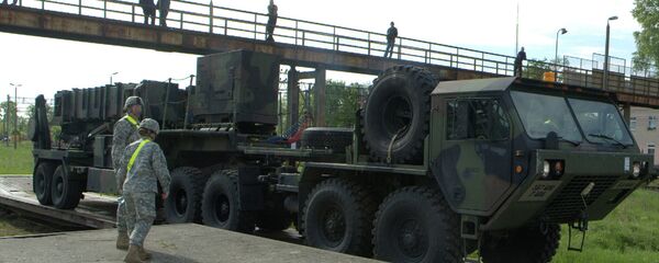 Soldiers watch a US Patriot missile being unloaded in a Polish Army military unit in Morag, northern Poland. File photo. - Sputnik International