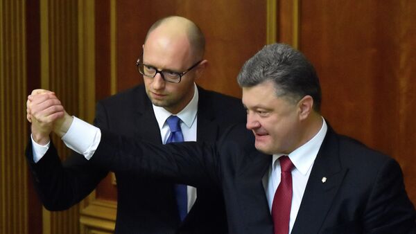 Ukrainian President Petro Poroshenko (R) and the Prime Minister Arseniy Yatsenyuk shake hands in the parliament in Kiev - Sputnik International