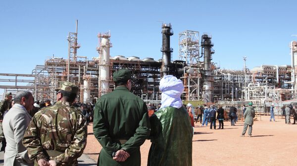 Algerian soldiers and officials stand in front of the gas plant in Ain Amenas. (File) - Sputnik International