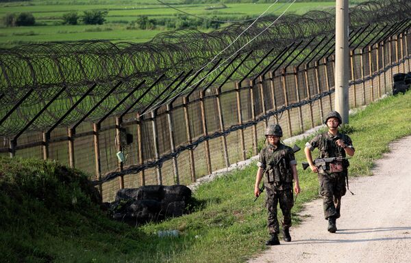 In this June 30, 2014 file photo, South Korean army soldiers patrol through the military wire fence in Paju, near the border with North Korea, South Korea In this June 30, 2014 file photo, South Korean army soldiers patrol through the military wire fence in Paju, near the border with North Korea, South Korea - Sputnik International