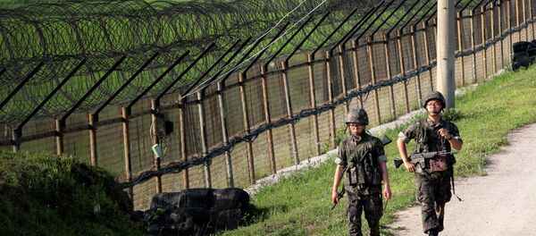 In this June 30, 2014 file photo, South Korean army soldiers patrol through the military wire fence in Paju, near the border with North Korea, South Korea In this June 30, 2014 file photo, South Korean army soldiers patrol through the military wire fence in Paju, near the border with North Korea, South Korea - Sputnik International