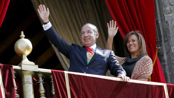 Mexico's ex-President Felipe Calderon (L) and his wife and Mexico's first lady Margarita Zavala, wave to the crowd after presiding for the last time over a military parade in celebration of the 102nd anniversary of the Mexican Revolution on Zocalo Square in Mexico City in this November 20, 2012 file photo - Sputnik International
